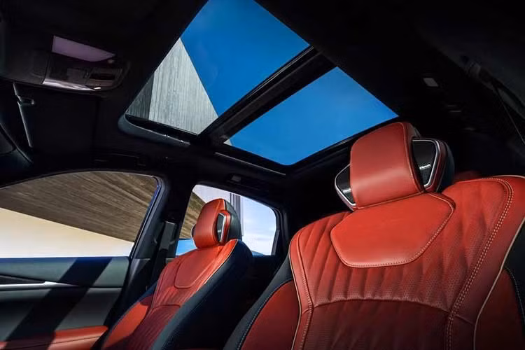 Một điểm nổi bật khác là hệ thống âm thanh Klipsch 20 loa, với các loa được tích hợp vào tựa đầu phía trước. Điều này cho phép chức năng Âm thanh Cá nhân hóa, có thể nhắm mục tiêu các cuộc gọi điện thoại và chỉ dẫn điều hướng chỉ đến người lái. Đáng chú ý là hệ thống Reference Premiere của Autograph có công suất gấp đôi so với hệ thống âm thanh của phiên bản Sport.