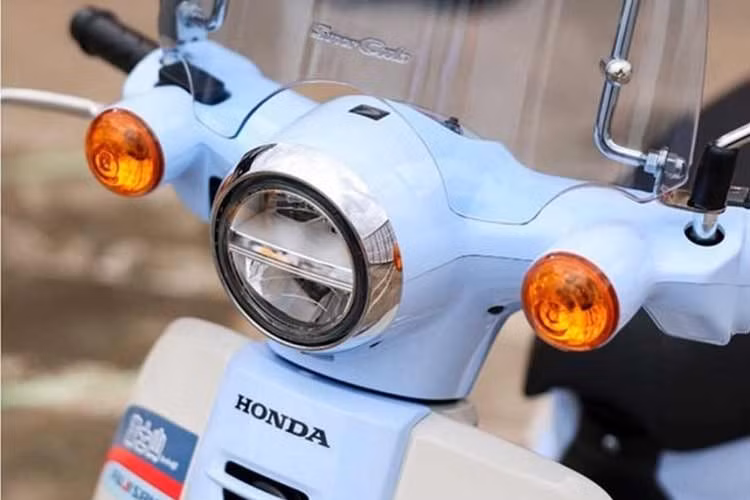 Những chi tiết còn lại trên thân xe đều giữ nguyên như bản tiêu chuẩn. Xe chỉ sản xuất giới hạn 500 chiếc trên toàn thế giới. Về phần đầu xe, Honda trang bị kính chắn gió cỡ lớn trong suốt. Đèn pha là loại LED toàn phần hai tầng với định vị ban ngày ở giữa.