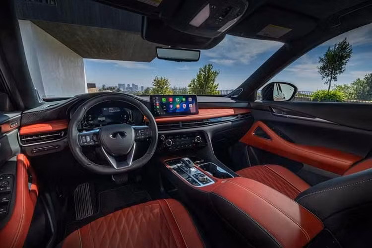 QX65 có màu sơn Sunfire Red mới lấy cảm hứng từ màu Regal Red được sử dụng trên Nissan GT-R. Về kích thước, mẫu xe này dài 5.042mm, rộng 2.184mm và cao 1.770mm với chiều dài cơ sở là 2.901mm. Kích thước này gần như giống hệt với QX60, nhưng QX65 dài hơn 10mm. Sự tương đồng tiếp tục thể hiện ở bên trong khi QX65 về cơ bản là bản sao y hệt của QX60. Tuy nhiên, mẫu crossover coupe này đã loại bỏ hàng ghế thứ ba và chỉ có 5 chỗ ngồi.