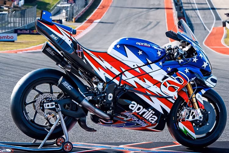 Mẫu xe môtô Aprilia X250TH đặc biệt kỷ niệm 250 năm ngày độc lập Mỹ này được phát triển dựa trên nguyên mẫu RSV4 nhưng tích hợp hàng loạt công nghệ thuần túy từ giải đua MotoGP. Điểm nhấn đáng chú ý nhất trên Aprilia X 250TH là hệ thống phanh Brembo carbon-carbon.