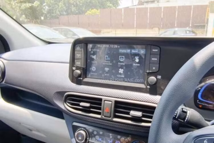 Các trang bị nội thất đáng chú ý trên Hyundai Exter bản nâng cấp gồm gương chiếu hậu chỉnh điện, vô lăng tích hợp phím chức nặng, bảng đồng hồ kỹ thuật số toàn phần, màn hình thông tin giải trí dạng cảm ứng, ghế lái chỉnh độ cao, điều hòa tự động, cửa sổ trời, hệ thống kiểm soát hành trình và camera hành trình.