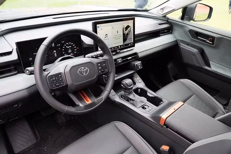 Trong điều kiện đường hỗn hợp, Toyota RAV4 AWD 2026 tiêu thụ 4,6L/100km, thấp hơn so với mức tiêu thụ 4,8L/100km của thế hệ trước. Lượng khí CO2 phát thải trên chu kỳ kết hợp cũng giảm xuống còn 105g/km, giảm 4g/km so với mẫu xe 2025.