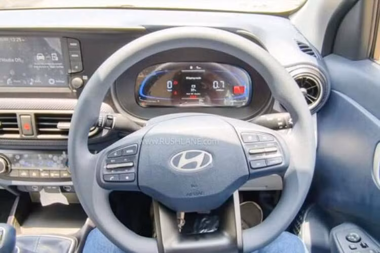 Hàng ghế sau của mẫu xe SUV giá rẻ này cũng khá đầy đủ với 2 tựa đầu có thể điều chỉnh, cửa gió điều hòa và cổng USB Type-C, nhưng không có bệ tỳ tay trung tâm. Tuy nhiên, người lái vẫn có bệ tỳ tay riêng.