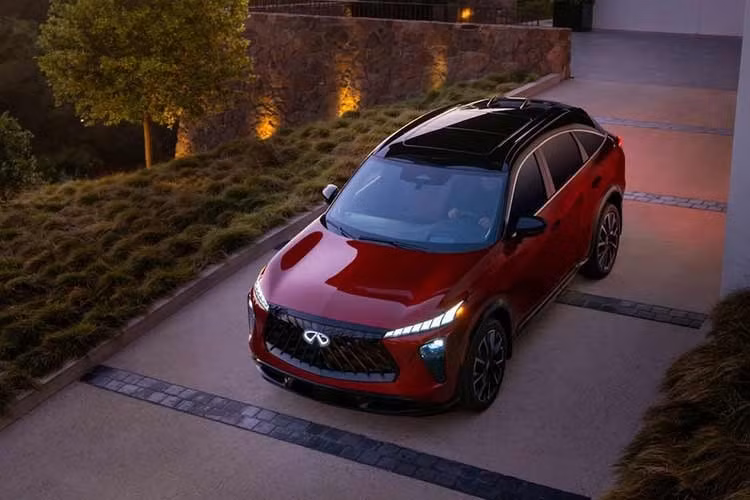 Bản Autograph còn có hệ thống hỗ trợ lái ProPILOT Assist 2.1 bán tự động rảnh tay, cho phép chiếc crossover tự động điều khiển tăng tốc, phanh và đánh lái trên đường cao tốc. Infiniti QX65 2027 sẽ có mặt tại các đại lý vào đầu mùa hè này. Giá khởi điểm là 53.990 USD (khoảng hơn 1,4 tỷ đồng) và chỉ đắt hơn một chút so với QX55 2025 có giá khởi điểm 50.150 USD (hơn 1,3 tỷ đồng).