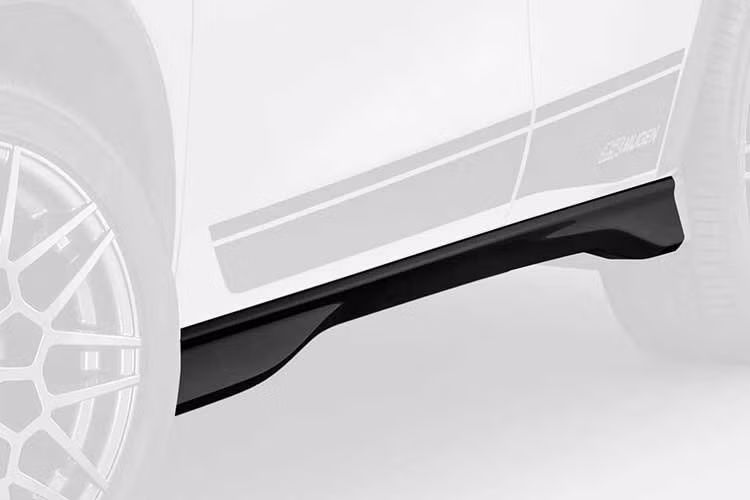 Ở ngoại thất, gói nâng cấp bao gồm ốp cản trước thiết kế lại với chi tiết giả nhôm, ốp sườn thể thao, ốp gương, cánh gió mui và cản sau mới, cùng một cánh gió bổ sung phía sau. Các chi tiết được hoàn thiện màu đen mờ, phù hợp với phong cách mạnh mẽ hơn của xe.