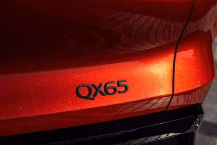 Lưới tản nhiệt có logo phát sáng, đóng vai trò trong chuỗi ánh sáng chào mừng động của mẫu SUV coupe. Hiệu ứng này có thể được khuếch đại hơn nữa nhờ hệ thống Infiniti Light Path tùy chọn, chiếu các họa tiết hình cánh lên mặt đất vào ban đêm. Phía sau, chiếc xe có kính chắn gió dốc nghiêng, nối liền với mái xe dốc nhẹ chỉ làm giảm 15mm không gian trần xe ở hàng ghế thứ hai, dù đem tới vẻ ngoài SUV coupe đặc trưng.