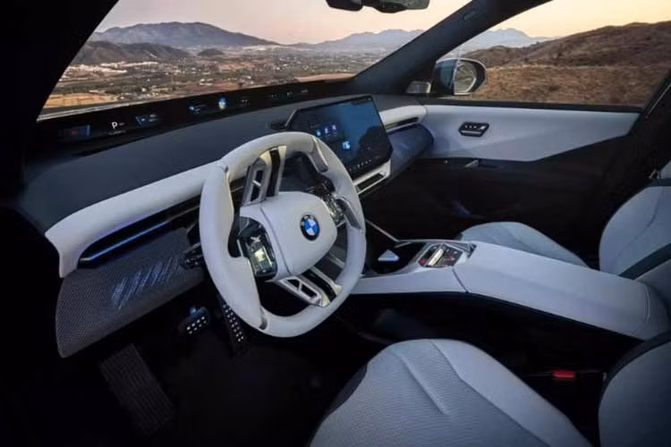 Bước vào bên trong, BMW X7 sẽ trang bị hệ thống iDrive toàn cảnh mới, vốn đã được giới thiệu trên các mẫu xe điện i3 và iX3. Hệ thống này sẽ bao gồm một màn hình head-up toàn chiều rộng ở dưới kính chắn gió và màn hình giải trí trung tâm kiểu bảng điều khiển.