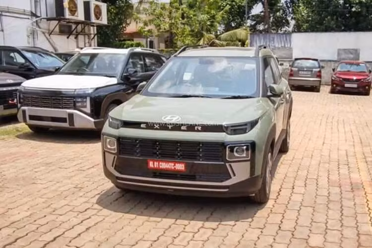 Mẫu xe SUV giá rẻ Hyundai Exter đã được nâng cấp nhằm theo kịp mức độ cạnh tranh ngày càng gia tăng và khốc liệt tại thị trường Ấn Độ. Ở bản cập nhật 2026, xe nhận được hàng loạt thay đổi về thiết kế ngoại thất và trang bị nội thất, giúp tăng sức hấp dẫn đối với khách hàng so với trước đây. Những chiếc Hyundai Exter 2026 đầu tiên đã bắt đầu có mặt tại đại lý chính hãng.