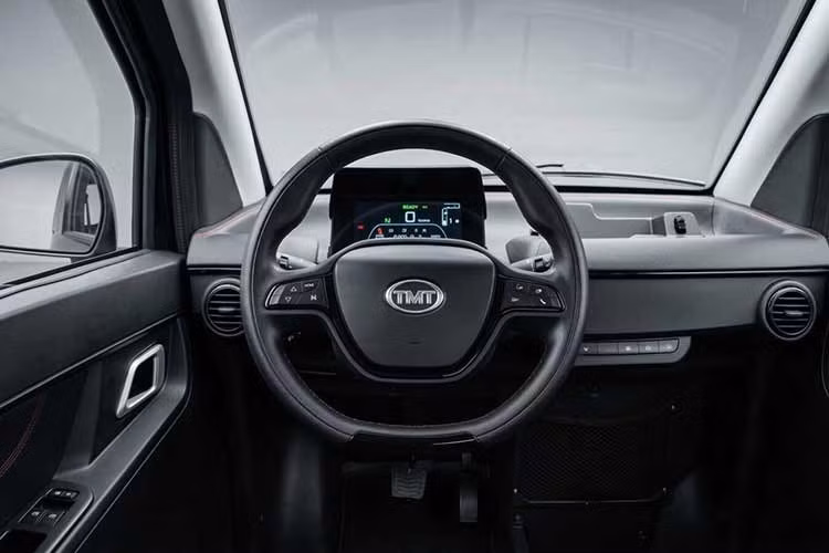 Bên trong Nano S05 là không gian nội thất 2 chỗ ngồi với thiết kế đơn giản. Trước mặt người lái là vô lăng 2 chấu, tích hợp một số phím chức năng, và bảng đồng hồ kỹ thuật số 5 inch. Ngoài ra, xe còn có giá đỡ điện thoại trên mặt táp-lô, cổng sạc USB, hộc đựng ly...