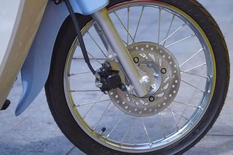 Xe đi kèm bộ phụ kiện gồm giá để đồ trước yên và trên vè chắn bùn bánh trước. Phiên bản sản xuất tại Thái Lan trang bị phanh đĩa dạng CBS iúp tăng độ an toàn khi giảm tốc. Kích thước vành 17 inch cho cả hai bánh.
