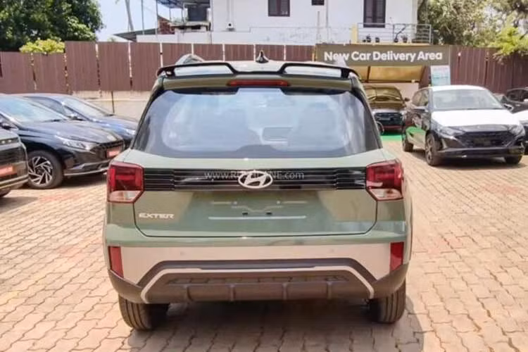 Chiếc Hyundai Exter 2026 trong bài viết này thuộc bản HX 6 tầm trung, dùng động cơ xăng, số sàn và có giá 795.000 Rupee (khoảng 238 triệu đồng). Trong khi đó, giá niêm yết của Hyundai Exter 2026 tại thị trường Ấn Độ dao động từ 579.000-942.000 Rupee (khoảng 174-282 triệu đồng).