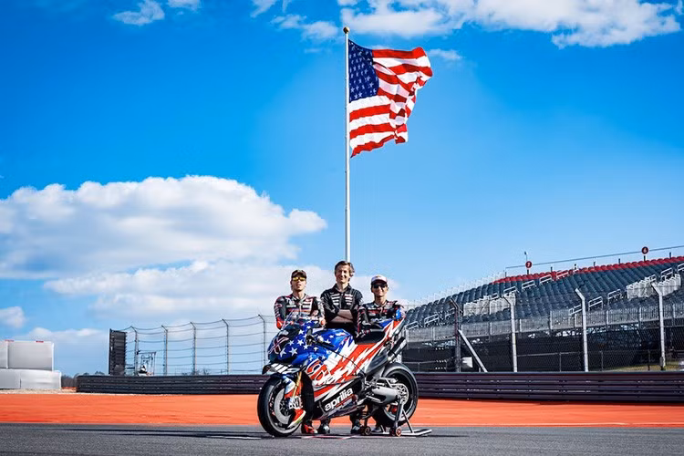 Đội đua Aprilia Racing vừa chính thức giới thiệu mẫu môtô phiên bản đường đua X 250TH vào ngày 27/3. Đây là sản phẩm đặc biệt được ra đời nhằm kỷ niệm 250 năm quốc khánh Mỹ, đồng thời đánh dấu sự kiện giải đua Công thức 1 (F1) đang diễn ra.