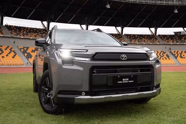 Chưa có số liệu chính thức cho thị trường Australia, nhưng ở các quốc gia khác, RAV4 PHEV 2WD được dự đoán sẽ cung cấp quãng đường chạy hoàn toàn bằng điện từ 80 km đến 130 km, tùy thuộc vào phương pháp thử nghiệm của từng quốc gia. Toyota RAV4 2026 dự kiến sẽ đến Australia vào cuối tháng 3 này, và các đơn hàng giao cho khách hàng dự kiến sẽ bắt đầu ngay sau đó.