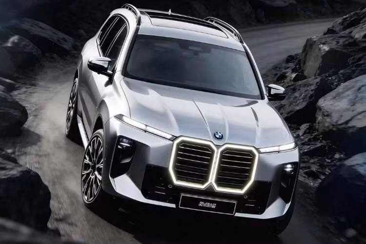 Ngoài ra, X7 thế hệ mới sẽ sở hữu các đường nét thiết kế sắc nét hơn, với các chi tiết táo bạo hơn từ phần đầu xe, đèn pha tách rời và đèn LED chiếu sáng ban ngày có hình dáng mới. Cùng với đó, lưới tản nhiệt vẫn giữ nguyên cấu trúc thanh ngang đặc trưng của BMW nhưng được tái thiết kế sao cho hài hòa hơn với tổng thể xe, tạo nên một diện mạo mạnh mẽ và hiện đại hơn.