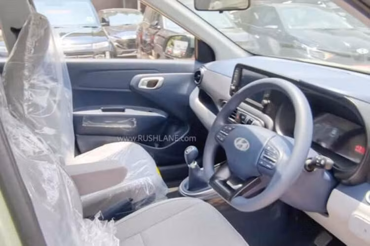 Bên trong Hyundai Exter HX 6 2026 là không gian nội thất màu xanh dương đậm mới với tay nắm cửa màu bạc và ghế bọc nỉ màu be, tạo sự tương phản hài hòa.