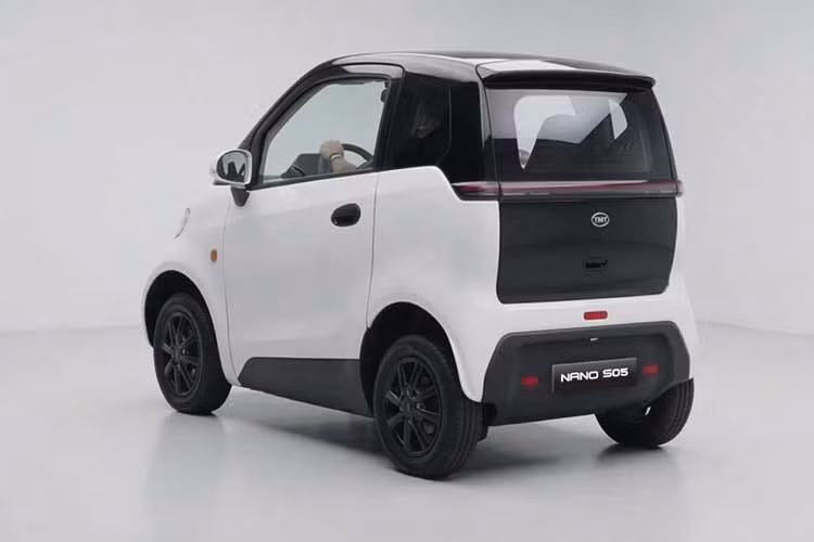 Qua những hình ảnh do TMT Motors tung ra, có thể thấy Nano S5 sở hữu thiết kế tổng thể khá tương đồng với Silence S04. Tuy nhiên, Nano S5 vẫn có những chi tiết ngoại thất khác biệt với Silence S04. Mẫu ôtô điện này được trang bị thiết kế 3 cửa nhỏ gọn với 2 dải đèn vát ngang đầu xe, bao quanh logo TMT nằm cao. Bên dưới tấm ốp màu đen cỡ lớn, tích hợp đèn pha nhỏ gọn.