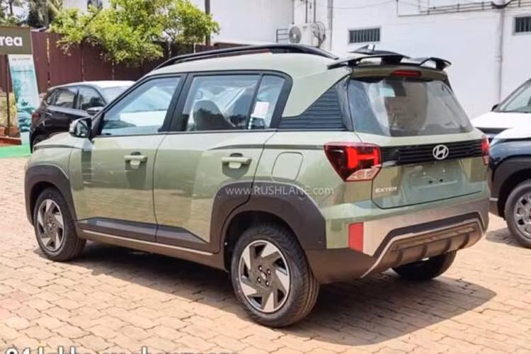 Màu đặc trưng của Hyundai Exter 2026 tại thị trường Ấn Độ là nâu Golden Bronze. Trong khi đó, chiếc xe trong bài viết này được sơn màu xanh Ranger Khaki. Ở phiên bản mới, xe đã được thay đổi nhẹ về thiết kế ngoại thất. Trong đó, khu vực đầu xe đi kèm cụm đèn trước 2 tầng với dải đèn LED định vị ban ngày nằm phía trên, cản trước thiết kế lại, lưới tản nhiệt lớn hơn, ốp giả nhôm mới và dòng chữ Exter được dời lên vị trí cao hơn.