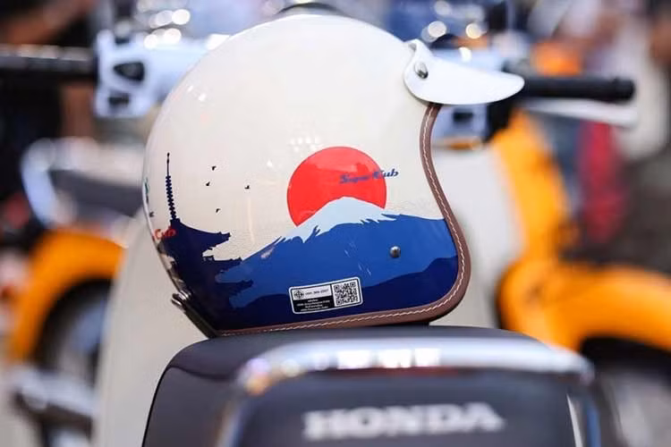 Bên cạnh đó, người mua còn nhận được bộ quà tặng độc quyền gồm áo khoác và mũ bảo hiểm Fujisan, được thiết kế đồng bộ về phong cách với chiếc xe Honda Super Cub Fujisan bản đặc biệt này.