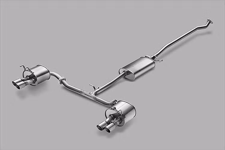 Ngoài ra, Mugen cung cấp thêm bộ mâm hợp kim 19 inch mới, đi kèm tùy chọn giảm chấn hiệu suất do Yamaha tinh chỉnh, nhằm cải thiện độ ổn định và cảm giác lái. Ngoài ra, hệ thống ống xả thể thao bằng thép không gỉ với bốn đầu ống xả cũng được bổ sung, mang lại âm thanh mạnh mẽ hơn.