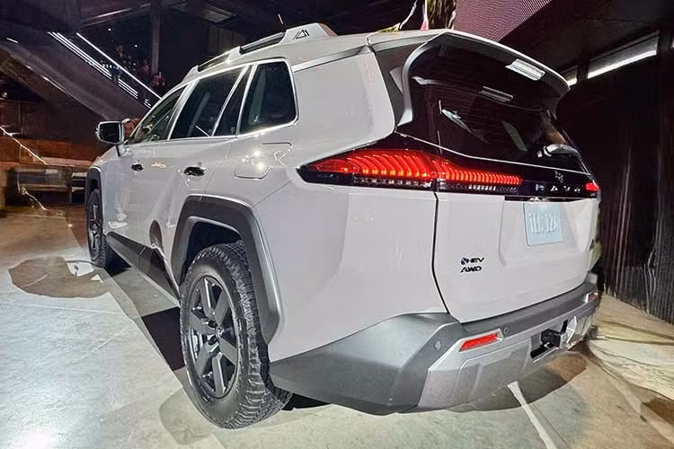 Mức tiêu thụ nhiên liệu kết hợp, tiêu chuẩn ngành được công nhận rộng rãi để so sánh mức tiêu thụ giữa các mẫu xe, được ấn định ở mức 4,5L/100km, cải thiện 0,2L/100km so với mẫu RAV4 2WD cũ. Điều này không chỉ giúp tiết kiệm nhiên liệu mà còn làm giảm đáng kể lượng khí CO2 thải ra môi trường.