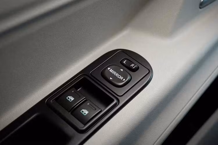 Ở thị trường châu Âu, Silence S04 có 3 phiên bản, bao gồm L6e một pin, L6e hai pin và L7e hai pin. Pin của mẫu xe này có thiết kế dạng vali kéo giống Nano S5.