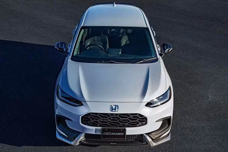 Mẫu xe Honda ZR-V 2026 mới ra mắt tại Nhật Bản và HR-V tại Bắc Mỹ đã được điều chỉnh thiết kế, chính điều này đã và đang mở ra khả năng tương thích tốt hơn cho các gói nâng cấp từ Mugen, đặc biệt là các chi tiết khí động học vốn trước đây không thể lắp trực tiếp.