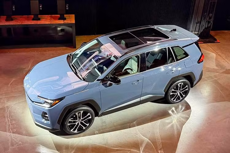 Mẫu xe SUV Toyota RAV4 phiên bản Hybrid mới có mức phát thải CO2 là 102g/km, thấp hơn 5g/km so với thế hệ trước. Ngay cả khi được trang bị hệ thống dẫn động 4 bánh (AWD), RAV4 2026 cũng vẫn duy trì mức tiết kiệm nhiên liệu ấn tượng.