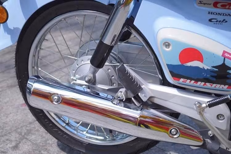 Bánh xe phía sau sử dụng phanh tang trống. Bộ vỏ lốp IRC IZ-S được dùng riêng cho phiên bản Fujisan, giúp đảm bảo độ bám đường tối ưu. Hệ thống ống xả có ốp kim loại bảo vệ, tránh gây bỏng cho người dùng.