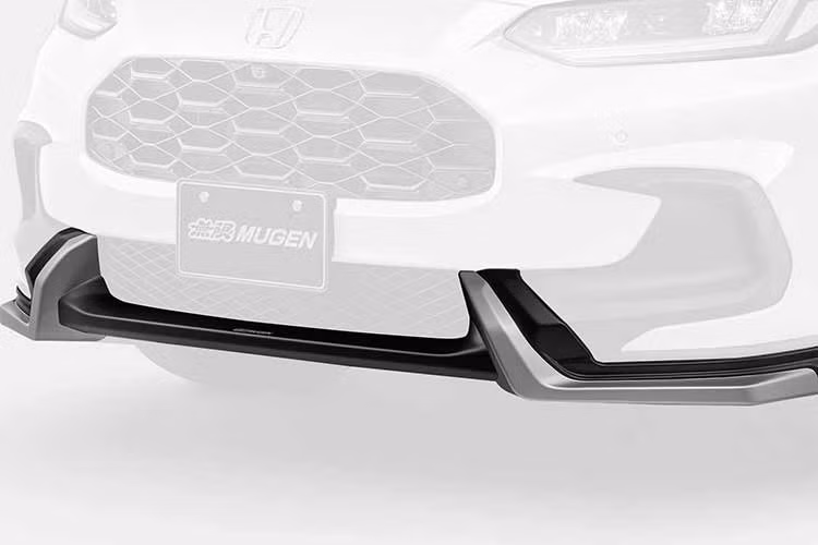 Trước đó, sự khác biệt về thiết kế giữa hai mẫu xe khiến các bộ phụ kiện Mugen không thể lắp vừa. HR-V tại Mỹ sử dụng lưới tản nhiệt dạng tổ ong, kết hợp các chi tiết ốp gầm và cản xe mang phong cách khác biệt.