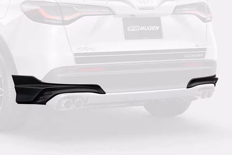 Trong khi đó Honda ZR-V phiên bản toàn cầu có phần đầu xe thiết kế “răng cưa”. Điều này khiến các bộ bodykit của hãng độ Mugen, bởi nó vốn phát triển dành riêng cho ZR-V không phù hợp với HR-V.