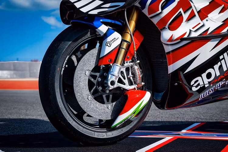 Hệ thống khung sườn đôi bằng nhôm được kết hợp với giảm xóc Ohlins thiết lập riêng cho đường đua. Các chi tiết hỗ trợ vận hành khác bao gồm vành Marchesini rèn bằng magie, lốp đua Pirelli và bộ tản nhiệt cỡ lớn áp dụng công nghệ từ giải WSBK. Trọng lượng xe được tối ưu hóa nhờ khung đỡ yên bằng sợi carbon và hệ truyền động sử dụng nhông sau bằng titan cùng xích Regina 520.