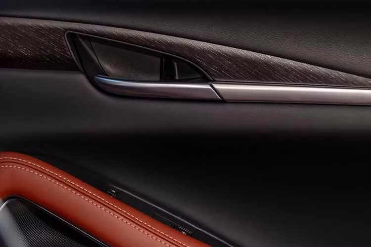 Phiên bản Sport có nội thất được tinh chỉnh nhẹ với trần xe màu than chì và các chi tiết trang trí bằng sợi carbon đen bóng. Những thay đổi nhỏ này đi kèm với các trang bị bổ sung bao gồm ghế trước có sưởi và thông gió, cột lái chỉnh điện gập/thụt, và hệ thống âm thanh cao cấp Klipsch 16 loa. Bên cạnh đó còn có hệ thống đèn chiếu sáng nội thất 64 màu và bộ điều khiển cửa gara tự động.