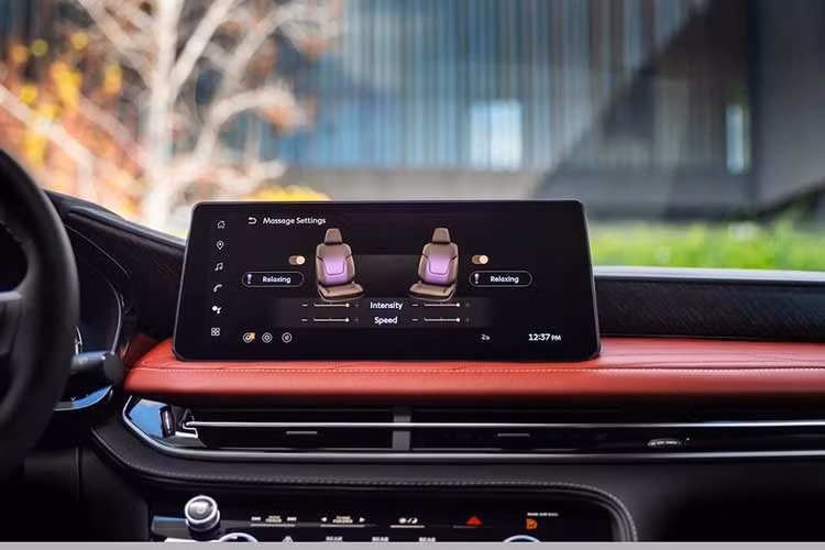 Hơn nữa, thiết kế mái xe uốn lượn hạn chế dung tích khoang hành lý, chỉ có 1.014 lít phía sau hàng ghế thứ hai và tổng cộng 1.917 lít. Con số này thấp hơn 218 lít so với phiên bản thực dụng hơn. Mặc dù không gian nội thất khá hạn chế, QX65 được trang bị khá tốt với cụm đồng hồ kỹ thuật số 12,3 inch và hệ thống thông tin giải trí 12,3 inch tích hợp Google. Hệ thống này cung cấp khả năng truy cập dễ dàng vào Google Maps, Google Assistant và cửa hàng Google Play.