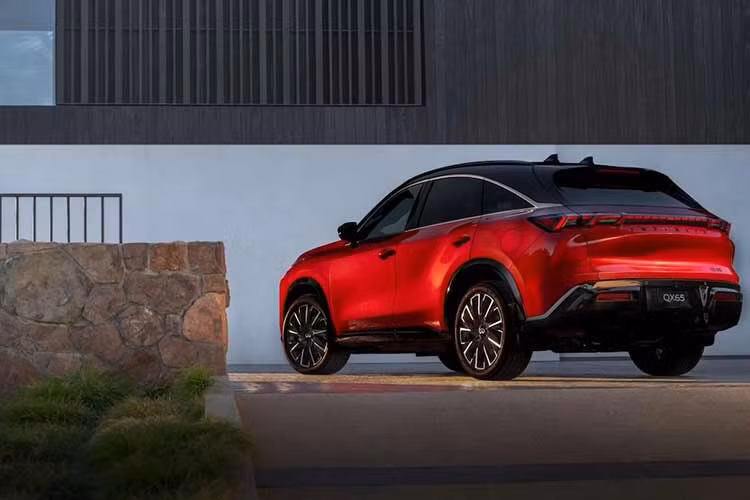 Mẫu xe crossover coupe cỡ trung này được phát triển dựa trên QX60 ba hàng ghế và mang đậm phong cách thiết kế Artistry in Motion quen thuộc của thương hiệu. Dù vẻ ngoài quen thuộc, QX65 2027 sở hữu phần đầu xe độc ​​đáo với lưới tản nhiệt ba chiều được bao quanh bởi cụm đèn pha tách rời. Đèn chạy ban ngày dạng phím đàn piano kỹ thuật số nằm ở phía trên, trong khi đèn pha LED được gắn thấp hơn trong các khe gió giả.