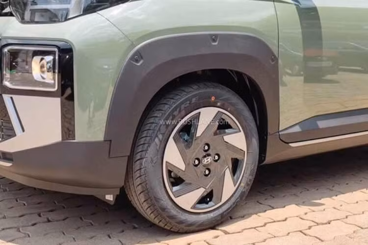 Ở bản HX 6, xe sở hữu những trang bị như đèn pha Halogen dạng projector, dải đèn LED định vị ban ngày hình chữ H, mâm thép thiết kế cách điệu đi kèm ốp mâm, đèn báo rẽ LED trên gương chiếu hậu, cụm đèn hậu LED, ốp thân xe, cảm biến mở cửa, ăng-ten vây cá mập và cánh gió thể thao. Vòng sang bên sườn, chúng ta sẽ bắt gặp ốp nhựa dày hơn quanh vòm bánh và mâm mới.