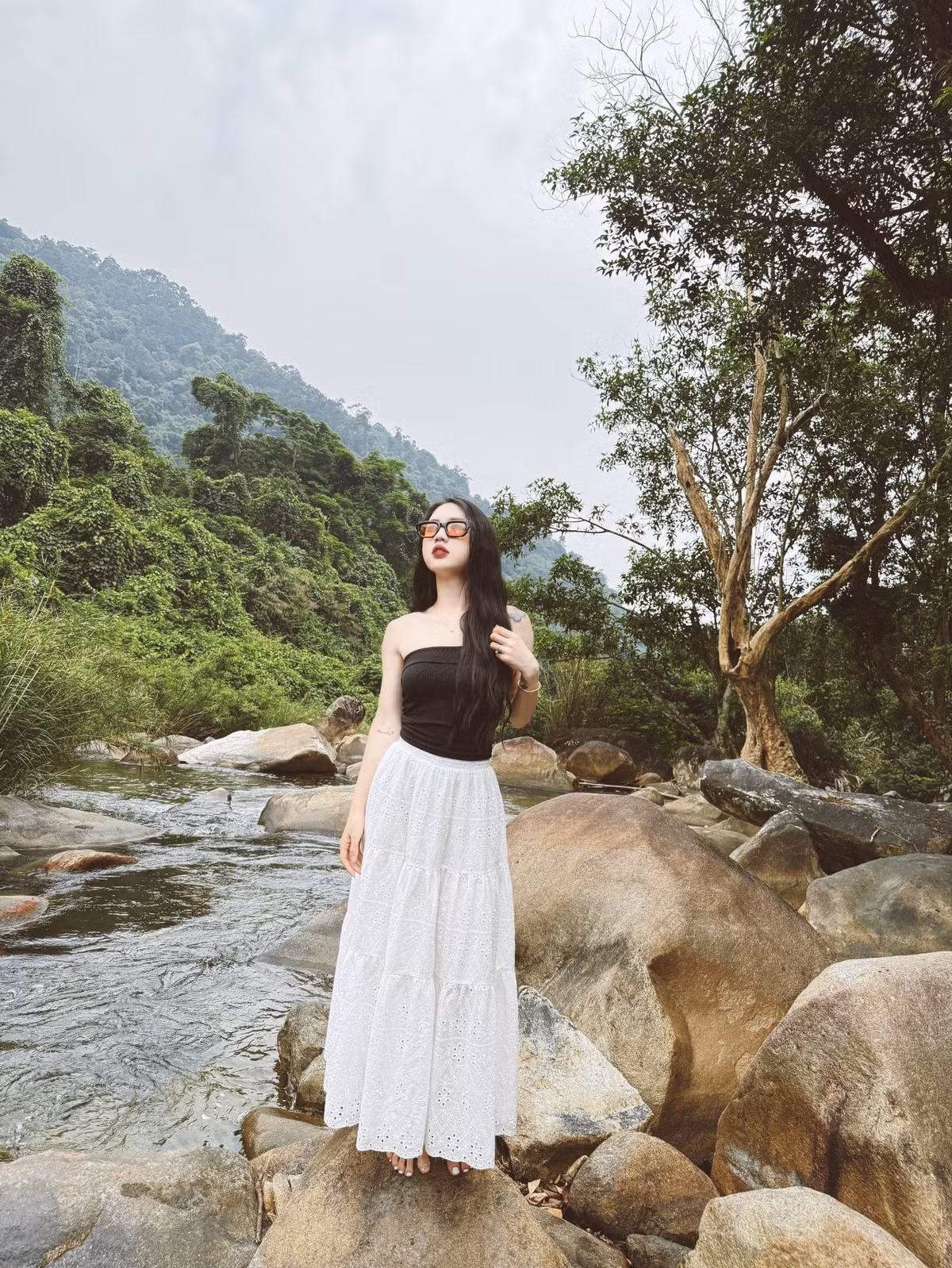 Tuy nhiên, sự xuất hiện của Trần Thị Duyên với hình ảnh táo bạo này đã tạo ra một làn sóng thảo luận lớn. Nhiều người hâm mộ bày tỏ sự trầm trồ, ngưỡng mộ trước vẻ đẹp tự tin và đầy sức sống của cô.