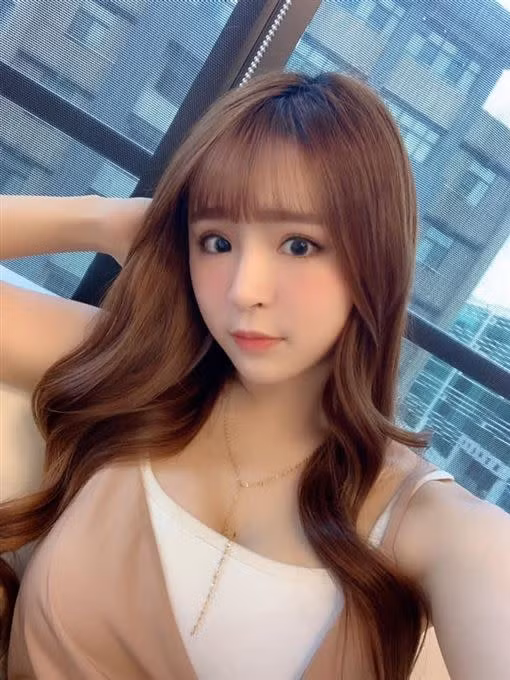 Trong khi khám phá không gian sống của Yuan Yuan, nhiều người cũng tỏ ra thất vọng trước sự bừa bộn, thiếu gọn gàng, với đồ lót và đồ bơi bị vứt lung tung.