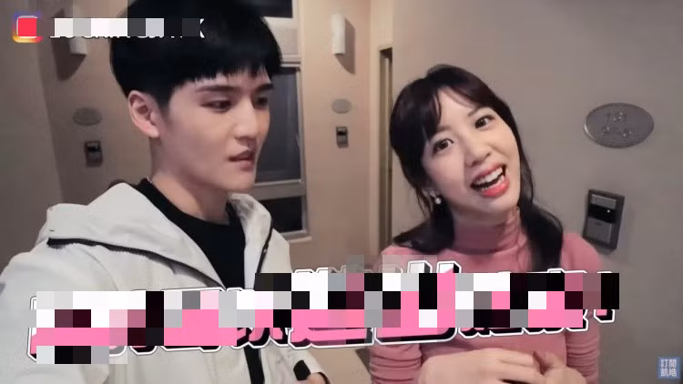 Trong video, hai người bạn thân – một nam, một nữ – đã bất ngờ tới thăm nhà cô mà không báo trước. Trớ trêu thay, họ lại đến đúng thời điểm Yuan Yuan đang… tắm.