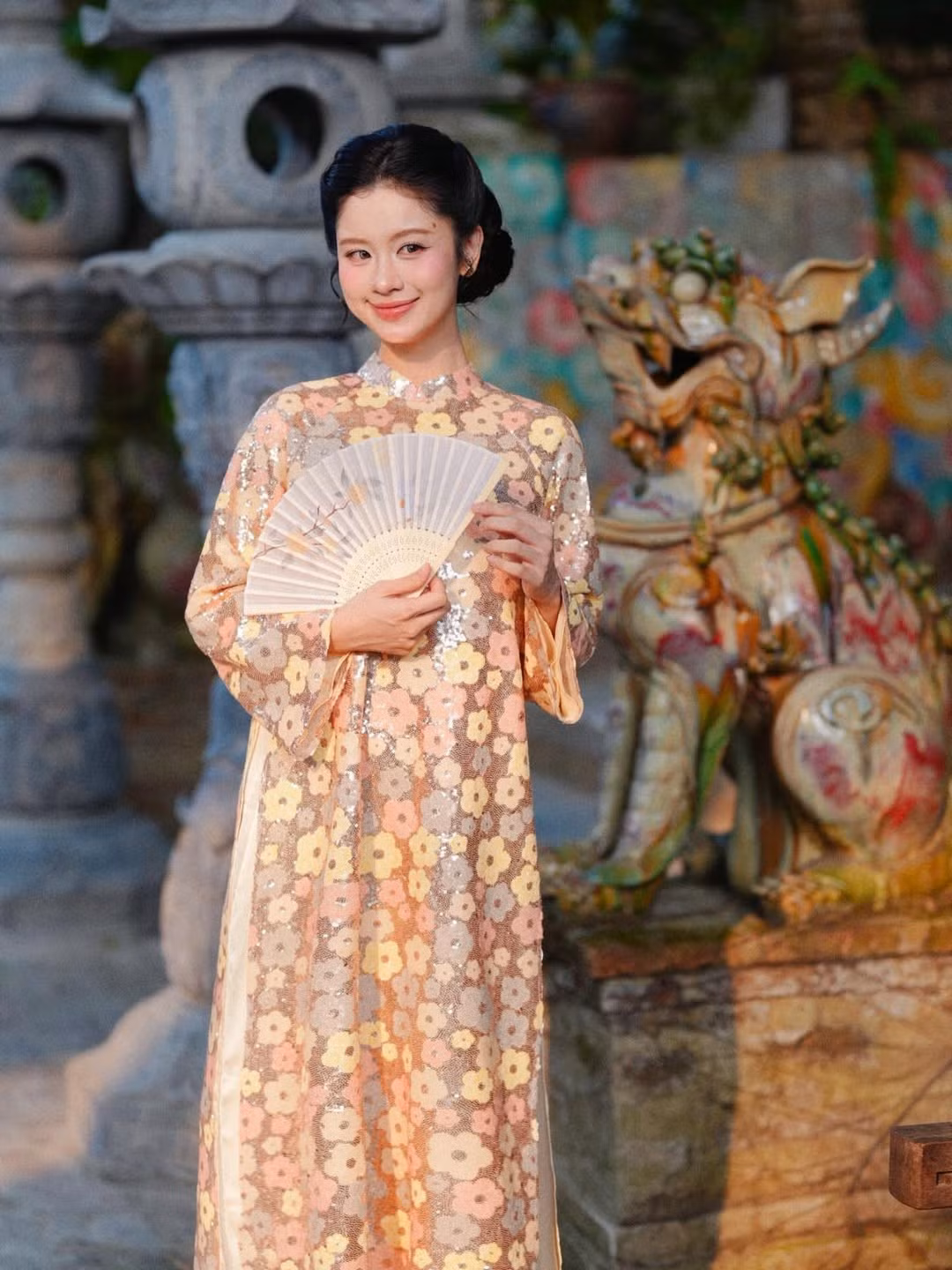 Dù không phô trương, tổng thể hình ảnh vẫn toát lên sự sang trọng, đằm thắm – khác hẳn vẻ năng động, cá tính quen thuộc trước đây của Hàn Hằng.