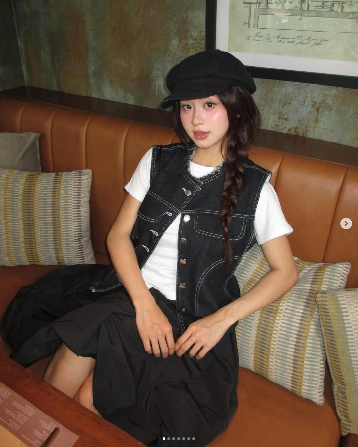 Đáng chú ý, Hàn Hằng nhận nhiều lời khen khi nhanh chóng lấy lại vóc dáng thon gọn sau sinh, đồng thời lựa chọn hình ảnh kín đáo, tinh tế hơn. Hành trình thay đổi tích cực – từ một hot girl vướng thị phi đến người phụ nữ của gia đình hiện đại, tự chủ – giúp Hàn Hằng ngày càng ghi điểm trong mắt công chúng.