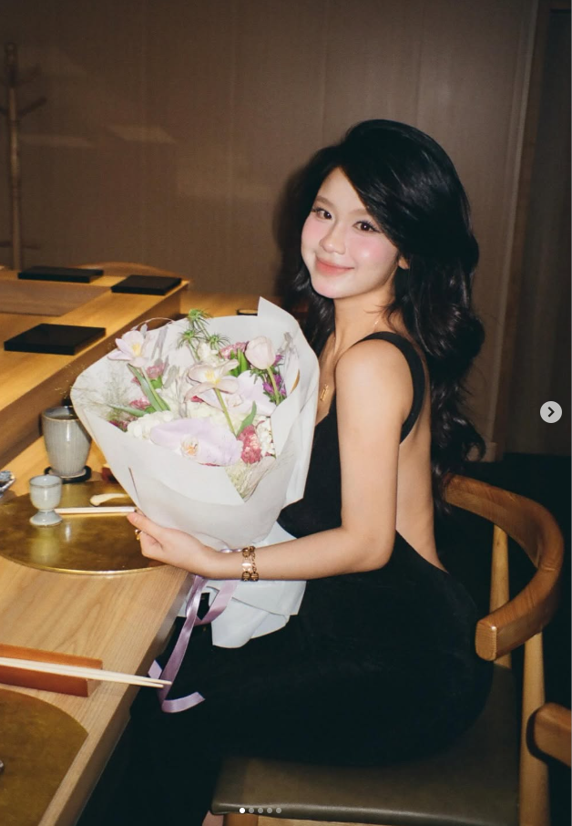 Song song đó, Hàn Hằng vẫn duy trì hoạt động nghề nghiệp với vai trò KOC có sức ảnh hưởng, hợp tác cùng nhiều nhãn hàng thời trang và mỹ phẩm.