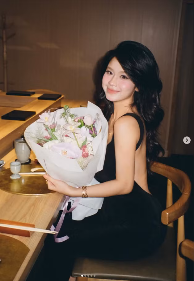 Song song đó, Hàn Hằng vẫn duy trì hoạt động nghề nghiệp với vai trò KOC có sức ảnh hưởng, hợp tác cùng nhiều nhãn hàng thời trang và mỹ phẩm.