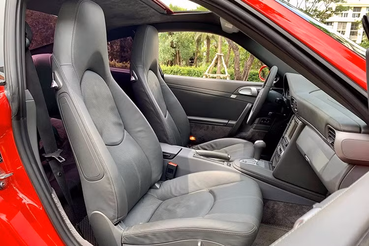 Tiếp đến là xe có đèn xi-nhan kéo dài, tách biệt với đèn pha, tạo nên mặt tiền thú vị cho Porsche 911 997, chưa hết, hốc gió trước chia thành 3 phần riêng biệt, 2 hốc gió bên có thêm 1 thanh ngang, tách đôi phần hốc gió này ra.