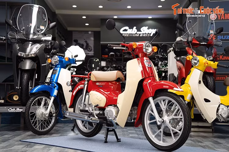 Mẫu xe máy số Honda Super Cub Hello Kitty mới đây đã bất ngờ xuất hiện tại thị trường Việt Nam. Trước đó, mẫu xe này được Honda Nhật Bản trình làng, mở bán từ cuối năm 2024 nhằm kỷ niệm sinh nhật lần thứ 50 của nhân vật hoạt hình nổi tiếng Hello Kitty.