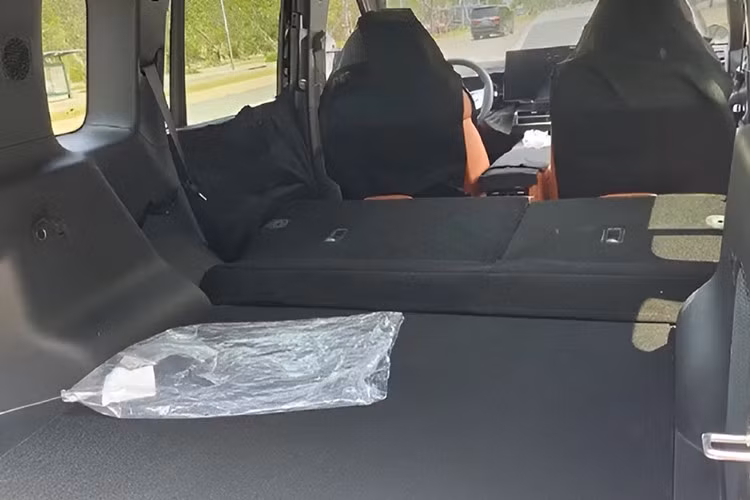 Với kích thước khá rộng, xe được định vị trong phân khúc SUV cỡ lớn. So với Land Rover Defender 130, xe ngắn hơn khoảng 102 mm và chiều dài cơ sở cũng kém 102 mm. Tuy nhiên, nếu so với Land Rover Defender 110, xe lại dài hơn khoảng 241 mm.