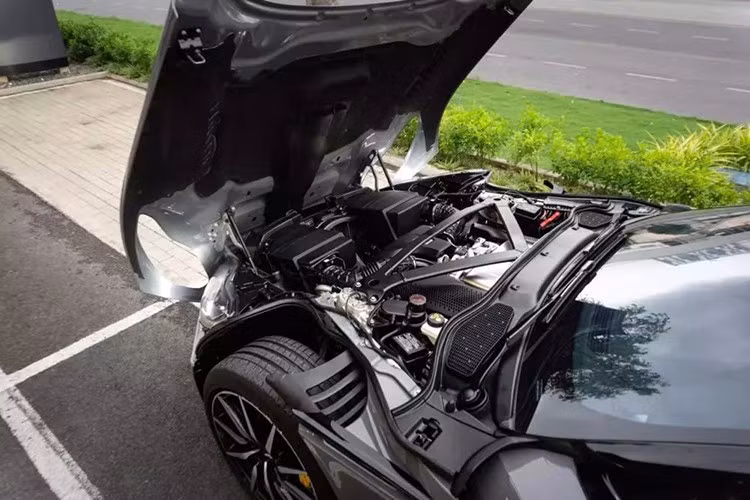 Các xe thể thao hạng sang Aston Martin DB11 đang lăn bánh tại Việt Nam đều được chủ nhân chọn lựa động cơ V8, tăng áp kép, dung tích 4.0 lít do Mercedes-AMG sản xuất, lý do đơn giản là hưởng mức thuế tiêu thụ đặc biệt mới tốt hơn. "Trái tim" này mang đến công suất tối đa 510 mã lực và mô-men xoắn cực đại 675 Nm.