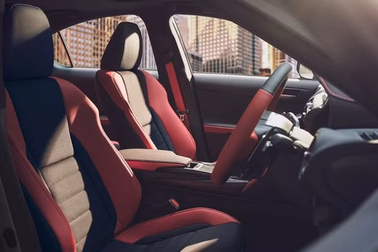 Dù được số hóa phần lớn, Lexus vẫn giữ lại đồng hồ dạng analogue với họa tiết mặt số độc quyền, như một cách gìn giữ giá trị truyền thống cho những khách hàng ưa hoài cổ.