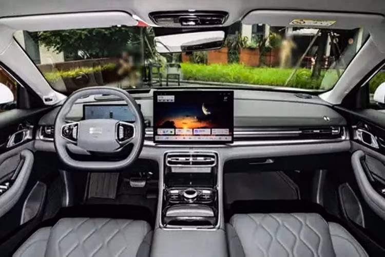 Khách hàng có thể lựa chọn 3 phiên bản pin LFP với dung lượng khác nhau gồm: 8,5kWh; 18,4kWh và 18,99kWh, cho phạm vi thuần điện lần lượt là 55, 70, 120 và 150km, tùy từng cấu hình. Với sự hỗ trợ từ nền tảng EM-i và hệ thống quản lý năng lượng thông minh thời gian thực, xe có thể đạt tổng quãng đường di chuyển hỗn hợp hơn 2.100km sau một lần sạc đầy và đổ xăng.