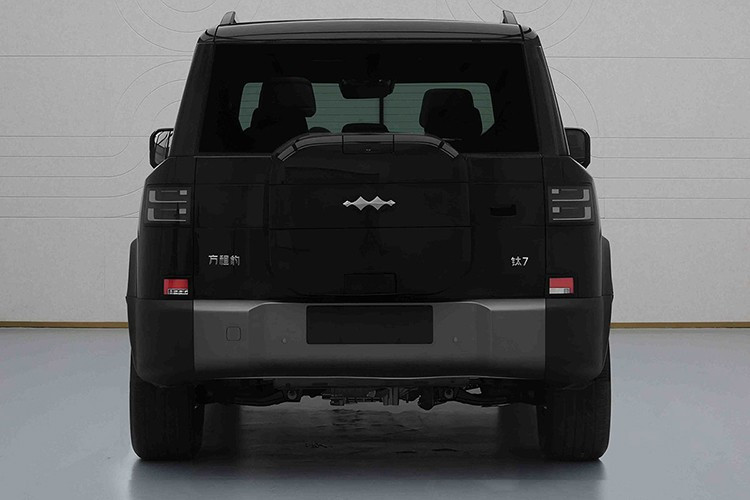 "Trái tim" của Tai 7 là hệ truyền động plug-in hybrid bao gồm máy xăng 4 xi-lanh, dung tích 1.5L, cho công suất tối đa 154 mã lực. Động cơ kết hợp với mô-tơ điện cho công suất tối đa 268 mã lực và pin lithium-sắt-photphat. Hệ truyền động này tạo ra công suất tổng cộng 483 mã lực, giúp mẫu SUV nặng 2.230 kg đạt tốc độ tối đa 190 km/h. Xe chạy được 130 km mà không tốn một giọt xăng theo tiêu chuẩn CLTC của Trung Quốc.