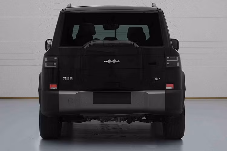 "Trái tim" của Tai 7 là hệ truyền động plug-in hybrid bao gồm máy xăng 4 xi-lanh, dung tích 1.5L, cho công suất tối đa 154 mã lực. Động cơ kết hợp với mô-tơ điện cho công suất tối đa 268 mã lực và pin lithium-sắt-photphat. Hệ truyền động này tạo ra công suất tổng cộng 483 mã lực, giúp mẫu SUV nặng 2.230 kg đạt tốc độ tối đa 190 km/h. Xe chạy được 130 km mà không tốn một giọt xăng theo tiêu chuẩn CLTC của Trung Quốc.